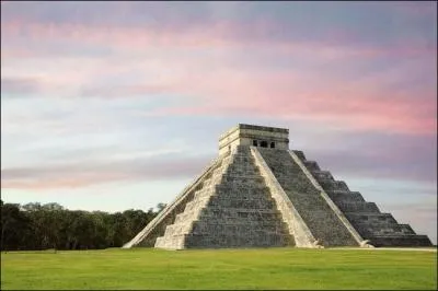 La pyramide à degrés de Chichen Itza, au Mexique. Mais à quelle divinité est-elle dédiée ?