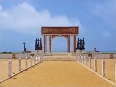 Comme s'appelle donc cette porte, qui semble n'ouvrir que sur pas grand chose ?