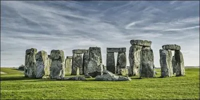 Finissons par quelques pierres dans le jardin : le site de Stonehenge a été habité au moins 8 000 ans avant J.-C. Mais quand la construction aurait-elle commencé ?