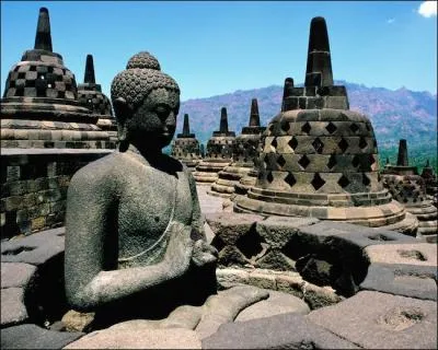 On ne connaît pas vraiment le sens du mot "Borobudur", en Indonésie. On sait par contre à quelle époque les travaux ont commencé : c'est-à-dire ?