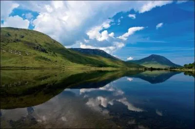 Je ne vous apprends rien en vous disant que vous vous trouvez devant un lac. Mais si je vous le chante ?
