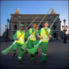 Complétez : 
''Les camions sont pleins de lait 
Les balayeurs ------------------"