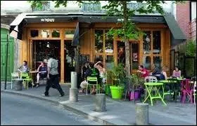 ''Le café est dans les tasses 
Les cafés nettoient leurs glaces"
Quel café était dans les années 30 le rendez-vous des intellectuels et des artistes ?