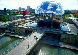 ''Les banlieusards sont dans les gares 
À la Villette on tranche le lard"
Que trouve-t-on à La Villette ?