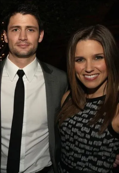 Est-elle sortie avec James Lafferty, également acteur de la série « Les frères Scott » ?