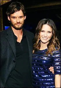 Sophia a eu une relation avec l'acteur Austin Nichols, lui aussi de la série « Les frères Scott ». Sont-ils restés longtemps ensemble ?