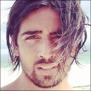 Il a vécu une histoire sans lendemain avec une ancienne candidate nommée Sarah dans « Secret Story 8 ». Il est célibataire depuis 120 jours. Quel est son nom ?