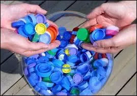 Quel objet en plastique est récolté par l'association créée par l'humoriste Jean-Marie Bigard en 2001 ?