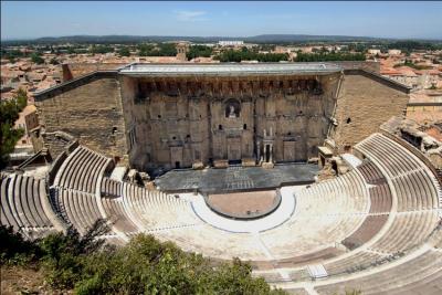 Dès l'entrée de cette ville du Vaucluse, vous êtes au cœur de la civilisation romaine en découvrant l'arc de triomphe. Comme des milliers de spectateurs, rendez vous au théâtre Antique, le seul théâtre romain d'Europe à avoir conservé son mur de scène. Vous êtes à...