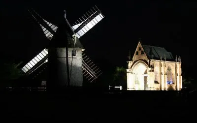 Le mont des Alouettes culmine à 232 mètres sur cette commune de Vendée. Ses moulins à vent ont été utilisés comme moyen de communication pendant les guerres de Vendée. Où peut-on visiter celui qui fonctionne encore ?