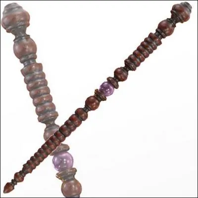 Elle mesure 20, 32 cm, elle est faite de bois de bouleau et de ventricule de dragon. Elle a été cassée en 2 par le sabot d'un centaure.
A qui appartient cette baguette ?