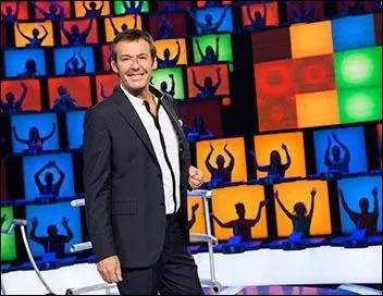 Qui présente le jeu télévisé nommé "Au pied du mur ! " ?