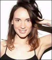 Nathalie, 30 ans, ma dernière vidéo : La chanson de l'humour sortie le 3 novembre 2015.
Qui suis-je ?