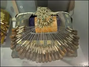 Si emberlificoter est l'égal d'emberlucoquer, il a aussi un autre compère de magouilles qui vous séduit, vous enjôle par des paroles doucereuses.