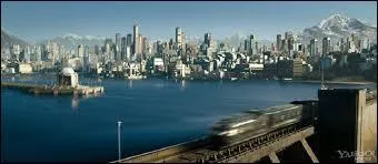 Qui aide Katniss à aller au capitole ?