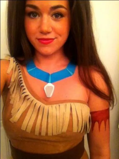 Je suis une Indienne se qui explique pourquoi ma robe est différente des autres.
Qui suis-je ?