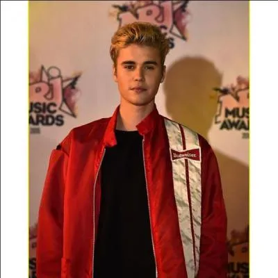 Où JB est-il passé sur le tapis rouge européen vêtu de rouge ?