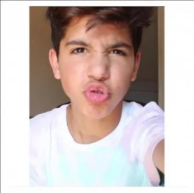 De qui est-il proche ?