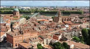 Quelle ville est surnommée "La ville rose" ?