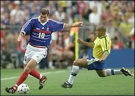 Combien de buts a marqué Zinédine Zidane lors du match de la finale de la Coupe du monde de football de 1998 ?