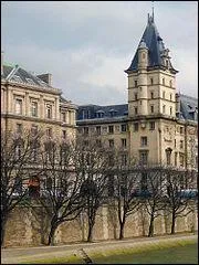 Où se situe le siège de l'état-major et les services communs de la Direction régionale de la police judiciaire de la Préfecture de police de Paris ?