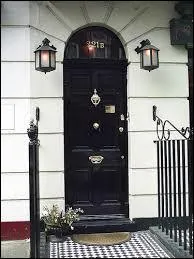 Quel personnage de fiction vit au 221B Baker Street à Londres ?