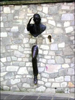 Quelle nouvelle débute ainsi : "Il y avait à Montmartre, au troisième étage du 75 bis de la rue d'Orchampt, un excellent homme nommé Dutilleul qui possédait le don singulier de passer à travers les murs sans en être incommodé" ?