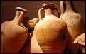 Les coupes pour boire, les cratères (grands vases à deux anses), les amphores pour conserver farine, petits légumes, eau, vin, huile étaient en terre cuite.