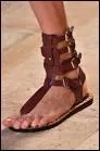 Les Grecs marchent pieds nus dès qu'ils sont dans leur maison. A l'extérieur, hommes et femmes portent des sandales attachées autour des chevilles par des lanières en cuir.