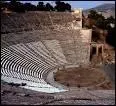 Les Grecs ont inventé le théâtre. Chaque grande cité possède son théâtre à ciel ouvert. Les plus grands peuvent accueillir jusqu'à ...