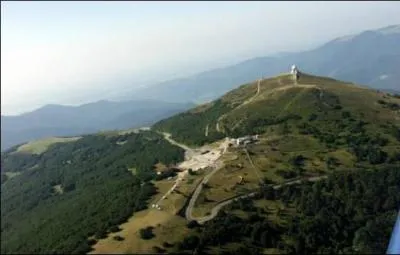 Avec ses 1 424 mètres d'altitude, le Grand Ballon est le plus haut sommet du massif vosgien. En France, on l'appelle encore Ballon de...
