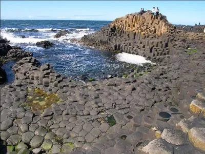 Cette formation volcanique située sur la côte d'Irlande du Nord, érodée par la mer, évoque un pavage irrégulier. C'est la Chaussée des...