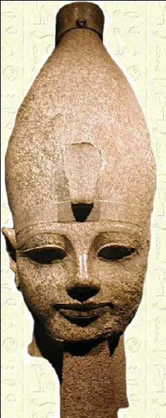 Elle fut le dernier souverain de la XIIe dynastie considérée comme la première femme "roi" connue à avoir eu une titulature royale complète. Qui est-elle ?