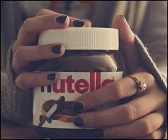 Je m'adresse aux filles maintenant ! Avec quel pot de pâte à tartiner vient-on trouver du réconfort ?