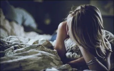 C'est assez personnel, mais j'ai pleuré en pensant à quelqu'un, en écoutant cette chanson (lien dans la réponse). Le titre est "Just a dream", quelle est la traduction française ?