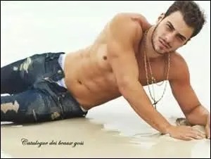 Quand il se met au centre de sa cour pour une mise en valeur parfaite afin de plaire à la gent féminine, que dira-t-on de ce personnage ?