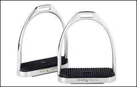 À cheval, au trot enlevé, on doit :