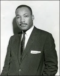 Le 4 avril 1968 à 18h01, ce pasteur baptiste afro-américain est assassiné par un ségrégationniste Blanc sur le balcon du Lorraine Motel à Memphis dans le Tennessee :