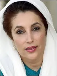 Ancienne première ministre pakistanaise, candidate aux élections législatives, elle est tuée le jeudi 27 décembre 2007, par un kamikaze qui a tué également 20 personnes :