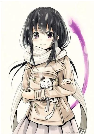 Quel est le nom du chat que cette jeune fille porte dans ses bras ?