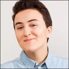 Encore un Hugo ! Je fais souvent des vidéos du genre "Essayez de ne pas rire" ! (Le vendredi des vrais ! )
Qui suis-je ?