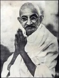 Dirigeant politique, important guide spirituel de l'Inde et du mouvement pour l'indépendance de ce pays, il est abattu par balles près de Birla House, à New Delhi, par Nathuram Godse, un hindou nationaliste :