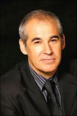 Comment s'appelle l'ex-ami de Caroline, la maman de Clem ?