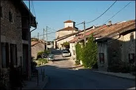 Je vous emmène à Longeaux. Traversé par le Canal de la Marne au Rhin, ce village Meusien du Barrois, dans la Vallée de l'Ornain se situe en région ...
