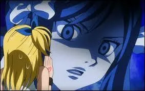 Quand Lucy voit Erza entrer dans la pièce, quelle est sa réaction ?