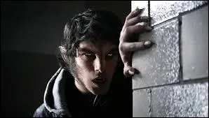 Dans la saison 1, en quoi se transforme-t-il ?