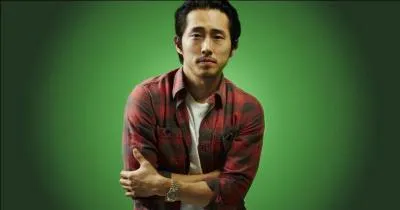 Que fait Glenn pour survivre après être tombé dans une foule de rôdeurs ?