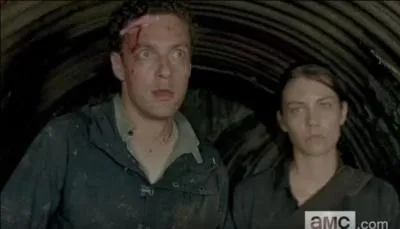 Que dit Maggie dans les égouts à Aaron à propos d'elle ?