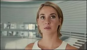 Pourquoi Tris va-t-elle elle-même dans le labo ?