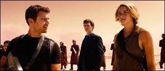 Que donne Zoé à Tris pour qu'elle vienne avec eux ?